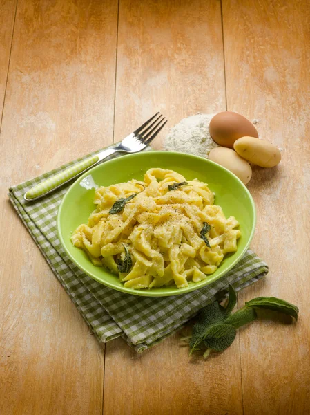 Tagliatelle casero con salvia de mantequilla y queso parmesano —  Fotos de Stock