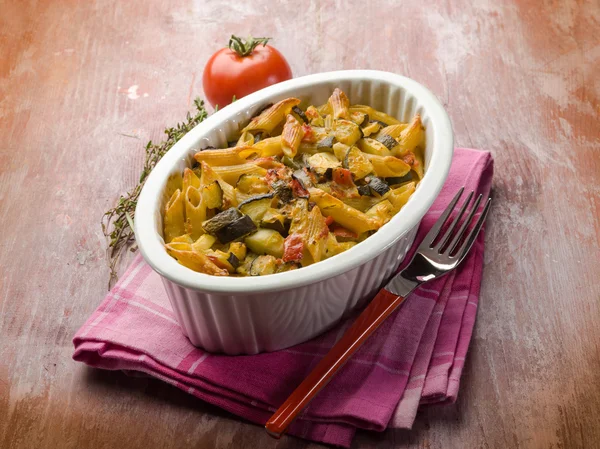 Oven pasta met tomatensaus en courgettes — Stockfoto