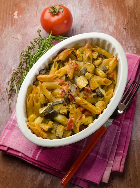 Massa de forno com molho de tomate e abobrinha — Fotografia de Stock