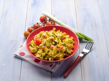 pasta dilimlenmiş sebze ve safran krema sos ile