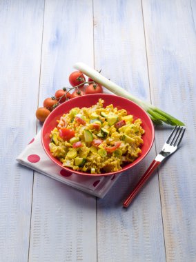 pasta dilimlenmiş sebze ve safran krema sos ile