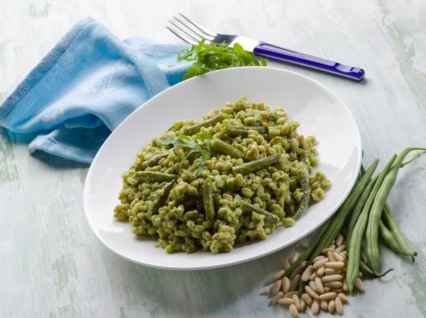 Spelt with arugula pesto and green beans — Stock Photo, Image