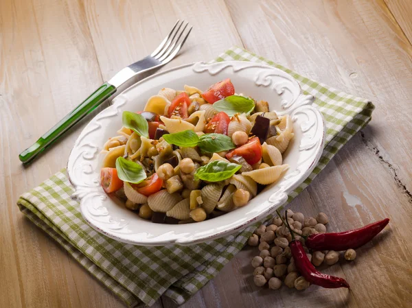 Salada de macarrão frio com grão de bico beringela e tomate fresco — Fotografia de Stock