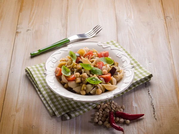 Cold pasta salad with aubergine chickpeas and fresh tomatoes — Stock Photo, Image