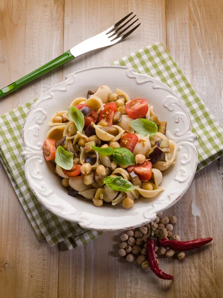 Salada de macarrão frio com grão de bico beringela e tomate fresco — Fotografia de Stock