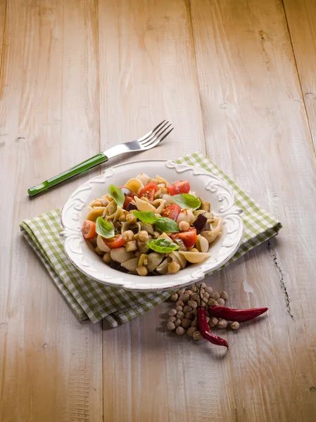 Cold pasta salad with aubergine chickpeas and fresh tomatoes — Stock Photo, Image