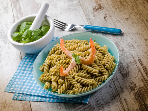 Fusilli with shrimp and pesto sauce — Stock Photo, Image