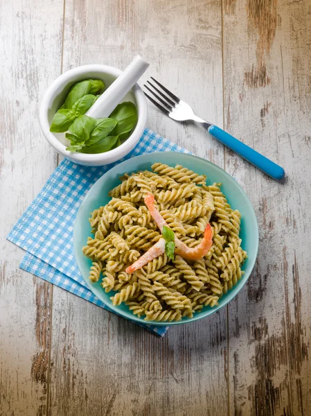 Fusilli with shrimp and pesto sauce — Stock Photo, Image