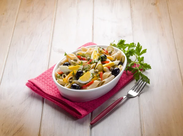 Ensalada de pasta fría con alcaparras de aceitunas de pimiento y huevos cocidos — Foto de Stock