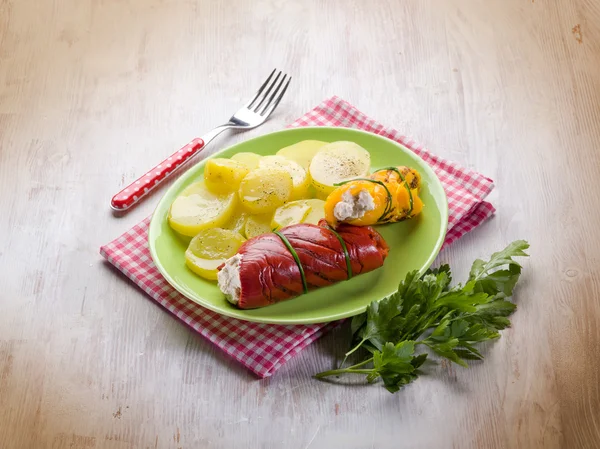 Paprika gefüllt mit Ricotta und Kartoffelsalat — Stockfoto