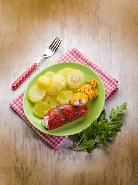 Paprika gefüllt mit Ricotta und Kartoffelsalat — Stockfoto