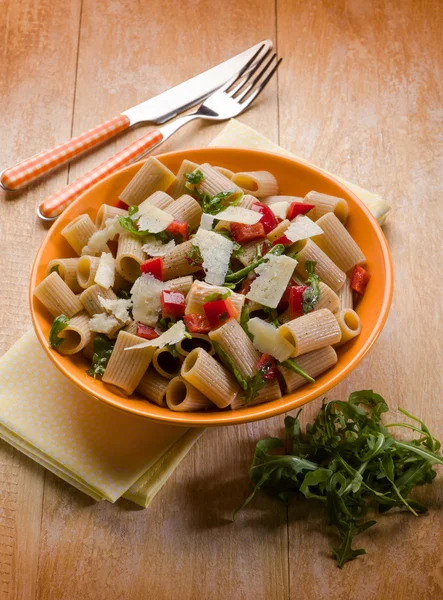 Pasta with arugula capsicum and parmesan cheese — Stock Photo, Image