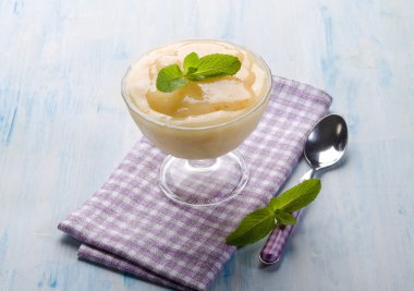 Turuncu sorbetto ve nane yaprağı