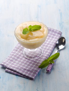 Turuncu sorbetto ve nane yaprağı