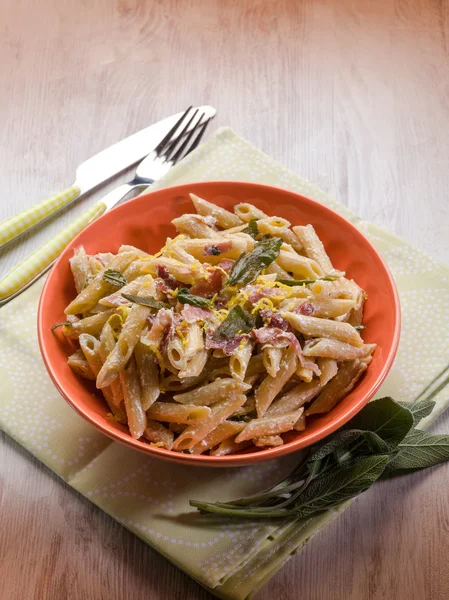 Pasta con salvia di speck e salsa alla panna — Foto Stock