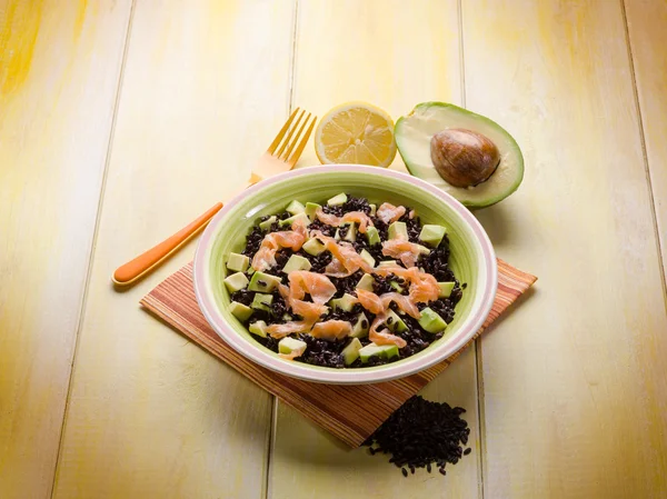 Czarny ryż z awokado i wędzonym łososiem — Zdjęcie stockowe