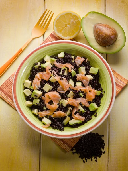 Arroz preto com abacate e salmão defumado — Fotografia de Stock