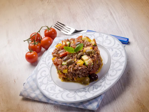 Arroz con aceitunas y tomates de zucchinis capsicum —  Fotos de Stock