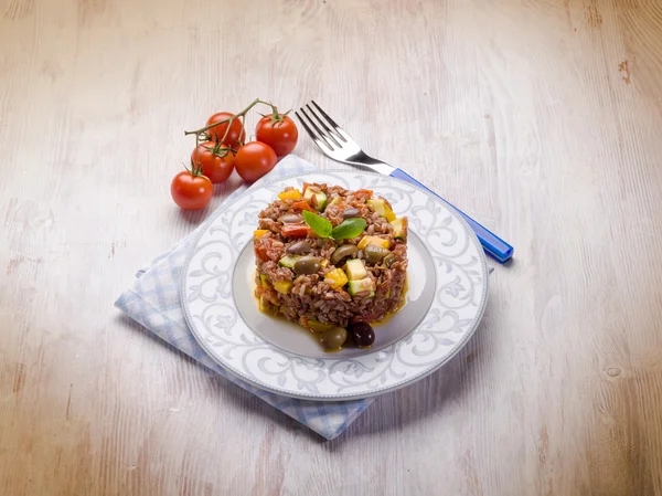 Kabaklari kırmızı biber zeytin ve domates ile pirinç — Stok fotoğraf