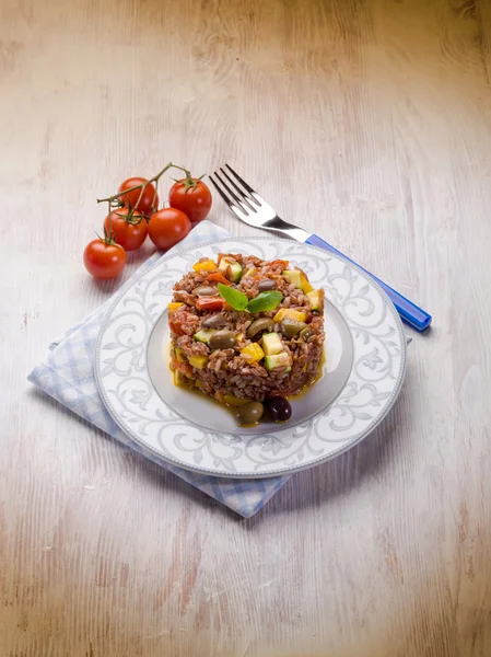 Arroz com abobrinha capsicum azeitonas e tomates — Fotografia de Stock