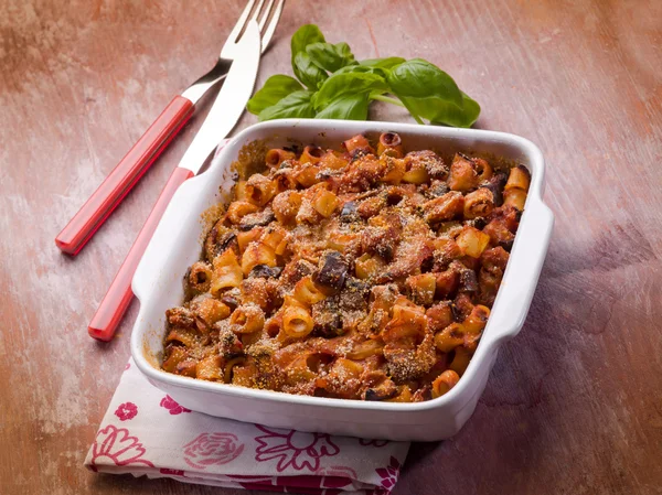 Massa de forno com molho de tomate e berinjelas — Fotografia de Stock