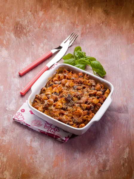 Oven pasta with tomato sauce and eggplants — Stock Photo, Image