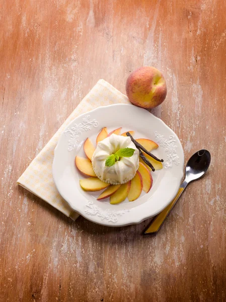 Vanilla pudding with peach — Stock Photo, Image