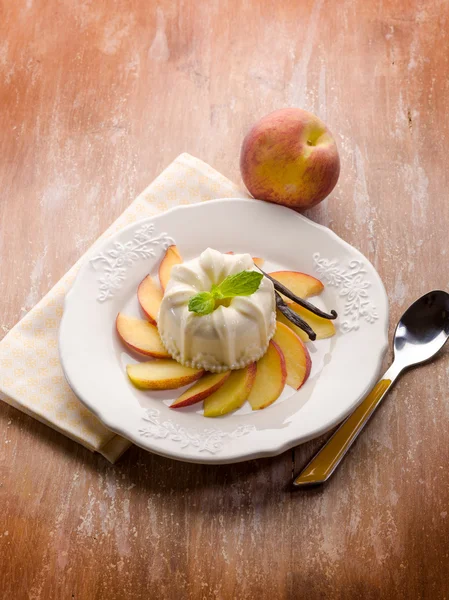 Vanilla pudding with peach — Stock Photo, Image
