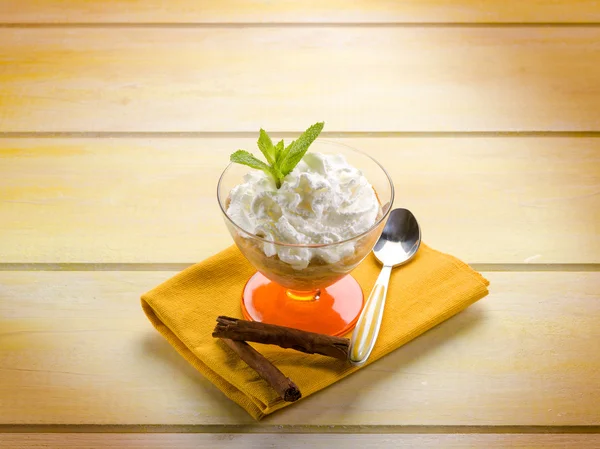 Ice cream with cinnamon and coffee — Stock Photo, Image