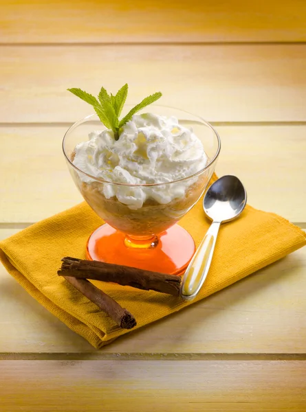 Ice cream with cinnamon and coffee — Stock Photo, Image