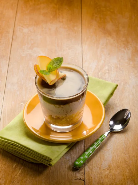 Кофе мороженое с персиком — стоковое фото