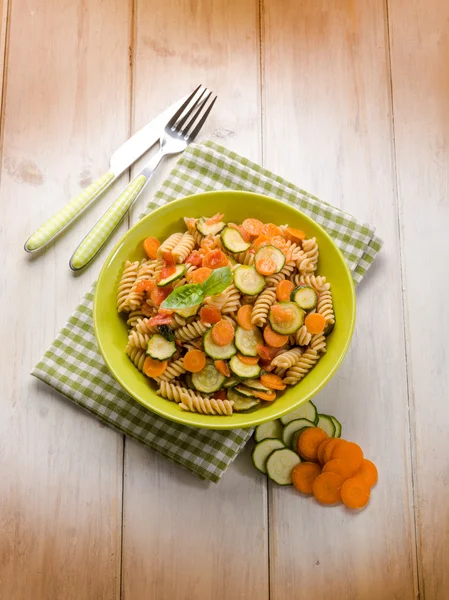 Fusilli com abobrinha cenoura e tomate fresco — Fotografia de Stock