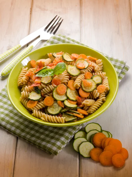 Fusilli con carote di zucchine e pomodori freschi — Foto Stock