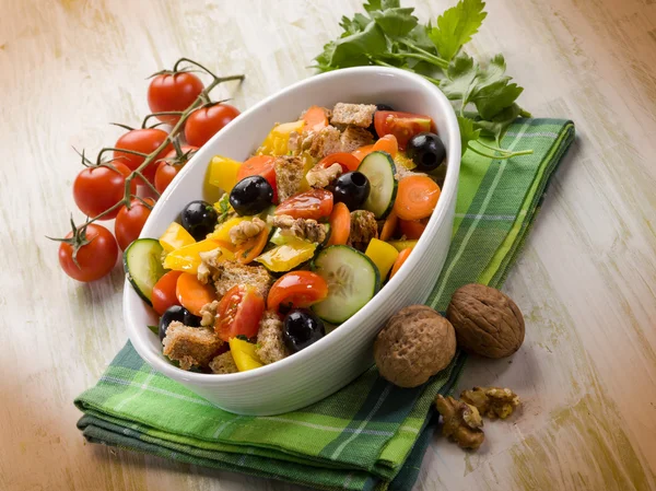 Mixed salad with nuts and sliced bread — Stock Photo, Image