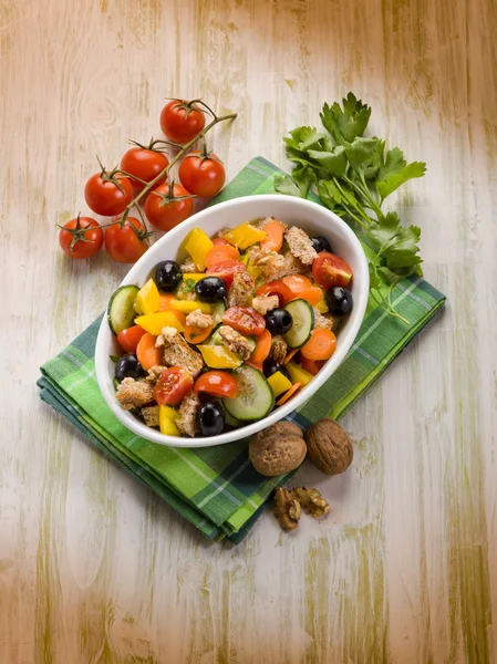 Ensalada mixta con nueces y pan rebanado —  Fotos de Stock