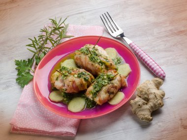 pastırma ot ve zencefil ile doldurulmuş rulo