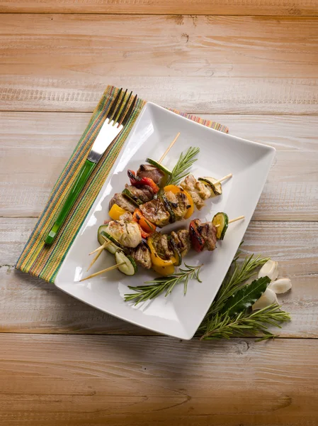Skewer with meat zucchinis and capsicum — Stock Photo, Image