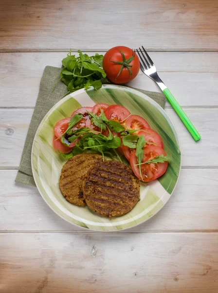 Soy steak with arugula and tomatoes salad — Stock Photo, Image