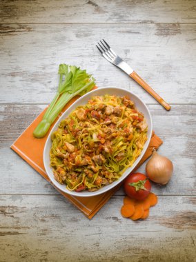 Tagliatelle mantarlı tavşan yahni