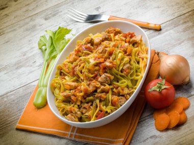 Tagliatelle mantarlı tavşan yahni