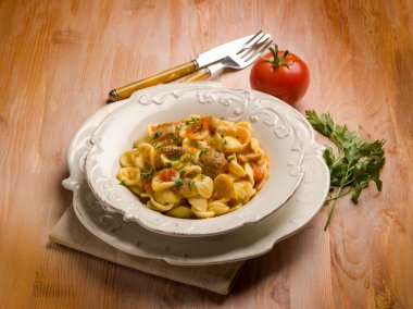 Orecchiette cep yenilebilir mantar ile