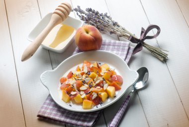 Şeftali bademli bal ve lavanta çiçek meyve salatası