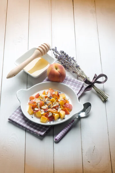 Ovocný salát s broskví mandlový medu a levandulový květ — Stock fotografie