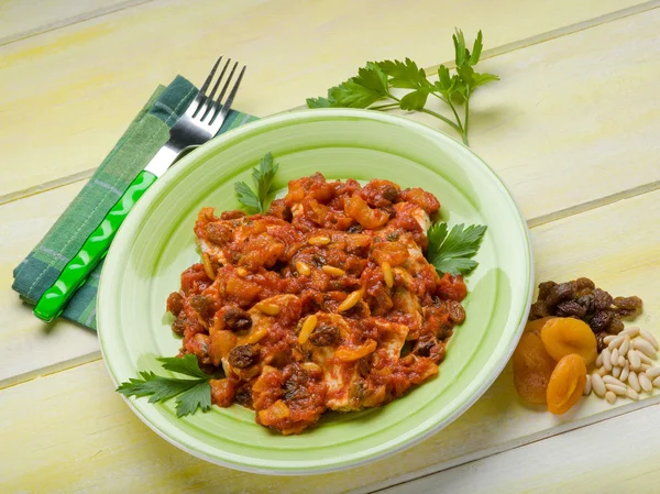 グリルチキンのトマトソースとドライ フルーツ — ストック写真