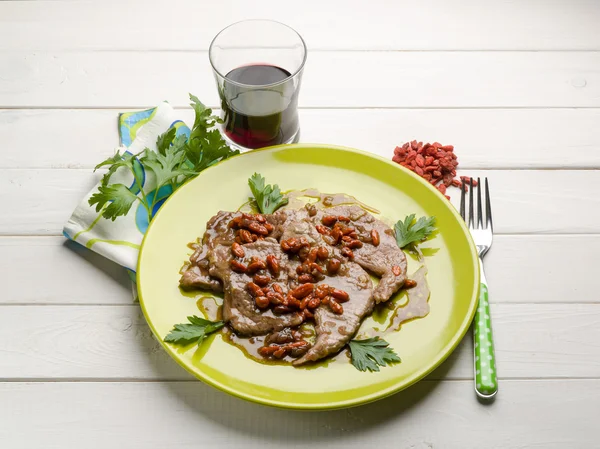 Escalope met goji bessen — Stockfoto