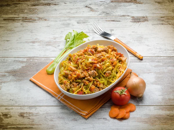 Tagliatelle mantarlı tavşan yahni