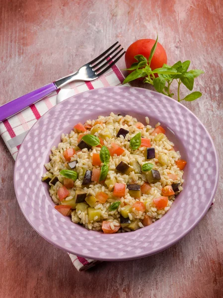 Patlıcan ve taze domates risotto — Stok fotoğraf