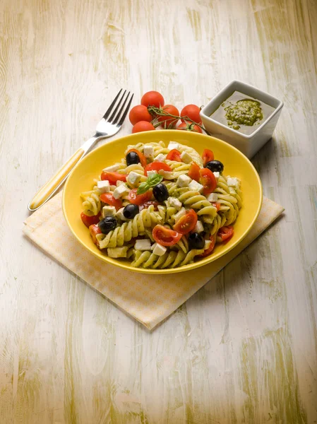 Pesto beyaz peynir domates ve Siyah Zeytin ile makarna salatası — Stok fotoğraf