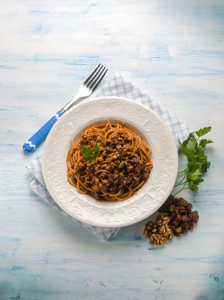 Spaghetti with tomato nuts and dried grape, hungarian recipe — Stock Photo, Image