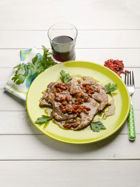 Escalope with goji berries — Stock Photo, Image